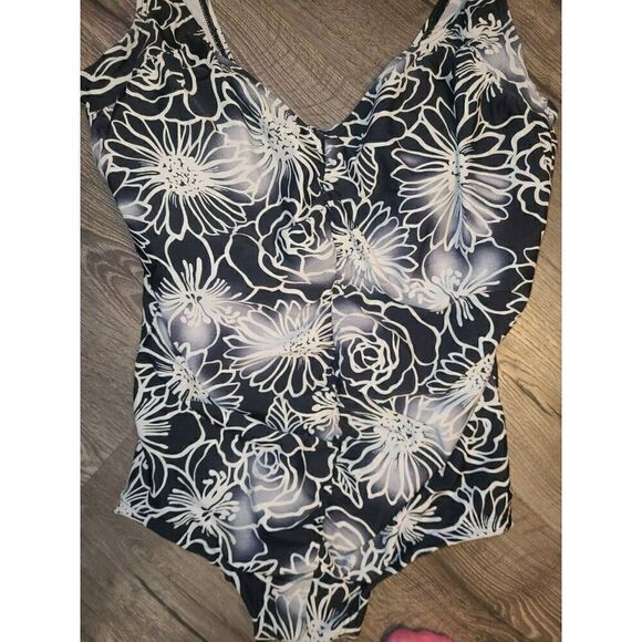 Indigo Bay Plus Size Slimming Swimsuit Size 24 - Picture 2 of 4
